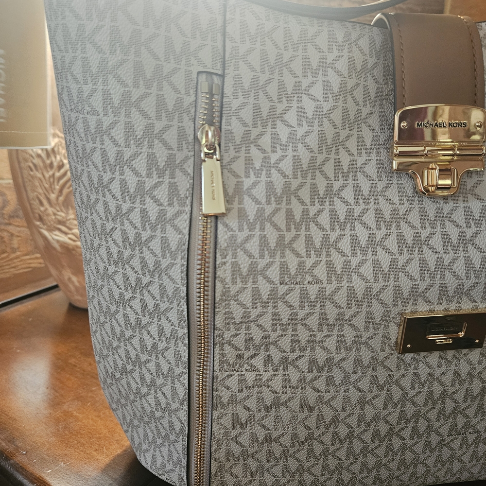 Michael Kors Cream and Tan Hobo Bag - Picture 9 of 10